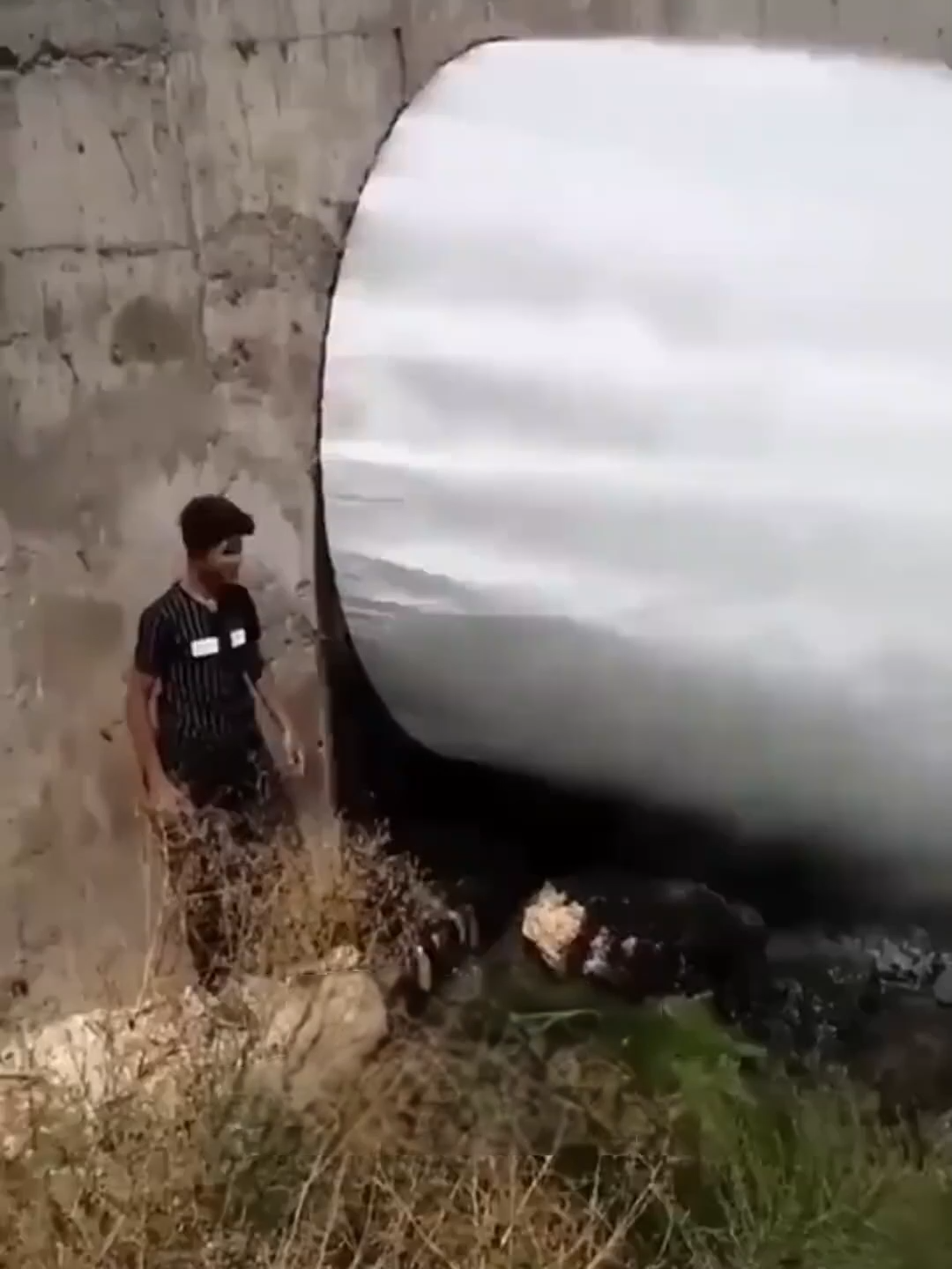 Dòng nước này đủ sức xé toạc da tay bạn chỉ trong 1 giây! 😱 #caocuongvu #LearnOnTikTok #hoccungtiktok #vulaci