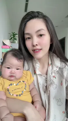 Bé út nó đơ người luôn é #yumiphan 