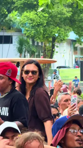 Ibu dan bapak nya Naka on stage @Moluccan Soul #indahpermatasari #ariekeriting #timuran #cibispark 