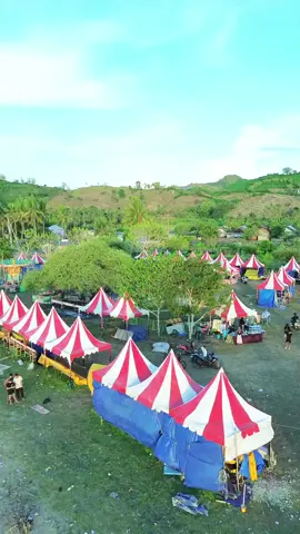 Siapa nih yang cintanya tumbuh di rone rona , dari rona rona dan gara gara rona rona , coba komen & tag orang specialmu yang nemenin kamu k rona rona di gawah pudak sekotong 🤗😊. #pasarmalam  #ronarona  #wahanaliburan  #sekotongbeach #sekotongmendunia 