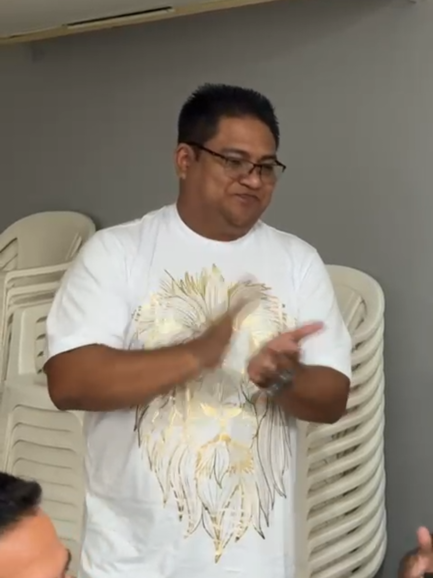 🎬🔥 **Pós-clipe da Silvia Helena!** Depois da gravação, o louvor continuou com **“A Ele a Glória”** em ritmo de **pagode**! 🥁🙌 Momento simples, verdadeiro e cheio da presença de Deus. 💫 *A Ele toda a glória!* #AEleAGlória #PagodeGospel #anapaulavaladao @silviahelena6295  #GospelTiktok #diantedotrono 