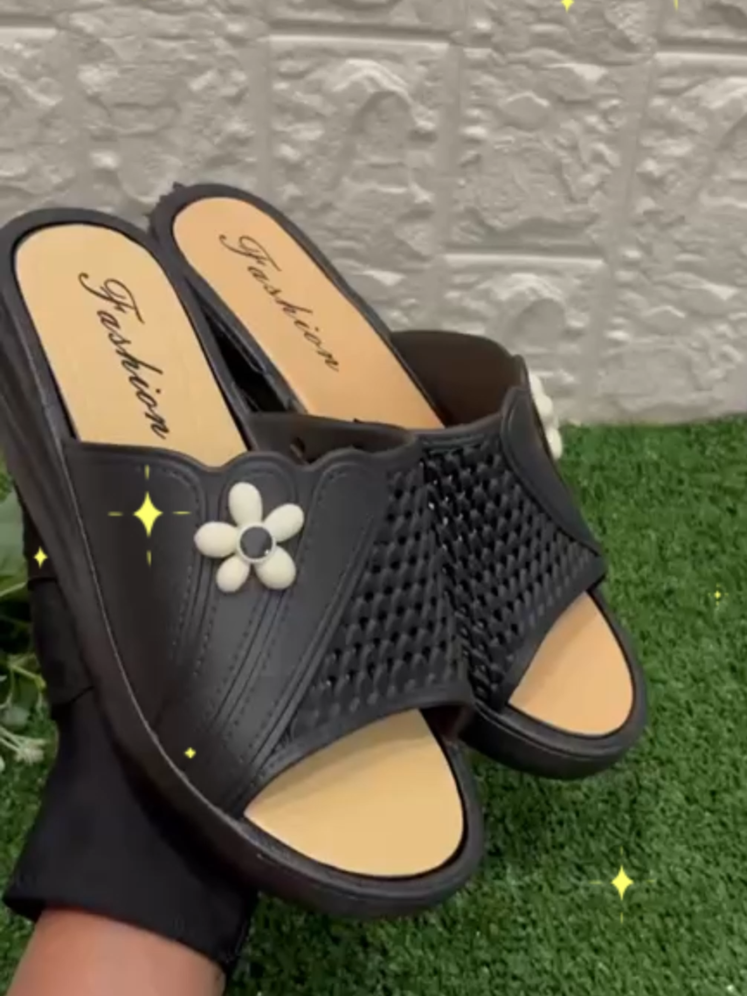 Melangkah dengan elegan dengan sandal bertumit sederhana ni 😍 pilihan ibu-ibu moden 😘 #sandaljalan #rubbershoes #tapaklembut #fyp #heels #sandalwanita #tumitsedehana #womenstylish #kasutmampumilik🥰 #antislip #takmenyesalbeli