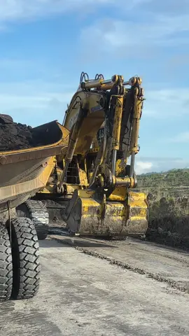 Permisi paman PC 4000 mau lewat dulu #storytambang #tambangbatubarakalimantan #buma 