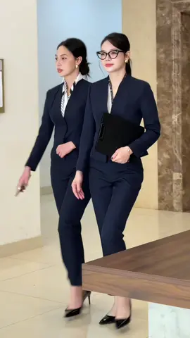 Chất liệu mềm mịn, phom dáng chuẩn đẹp, thiết kế tối giản giúp nàng trở thành tâm điểm mọi ánh nhìn nơi công sở #thoitrangcongso #thoitrangcongsonu #thoitrangnu #kimcongso #docongso 