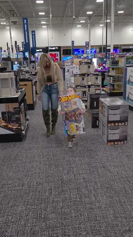 Fine mom will carry it 🤣