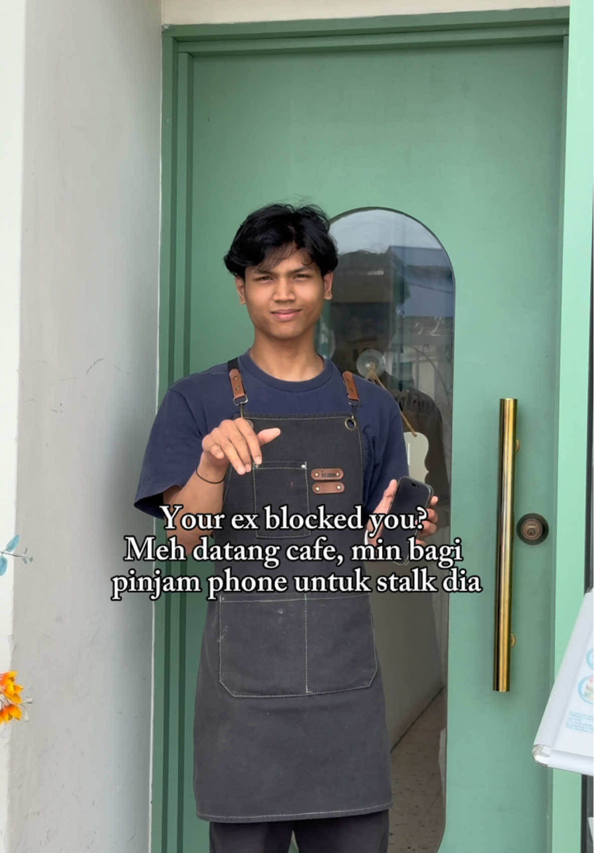 Min ada banyak lagi phone kalau nak pinjam 🫣 we are open from 8.30am—6pm everyday (closed on wednesday) #13thdecemberpatisserie #cafeseremban #dessertseremban #halalcafe 