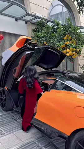 Chân ngắn đi siêu xe ko hợp các chị ạ...hihi 