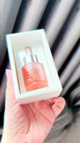 “Da tối màu mà muốn sáng nhanh thì thử ngay serum Lá Tiên.” #serum #SuperBrandFestival #TiecDealXinh 