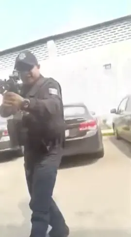 🙄SE HICIERON PASAR POR MALANDROS PARA EVITAR MULTA Y CASI LOS AB4TEN En Agua Dulce, #Veracruz, los jóvenes ocupantes de un vehículo al ser detenidos por agentes de Tránsito se dijeron miembros de la delincuencia organizada supuestamente para evitar ser infraccionados, sin embargo al retirarse del lugar el oficial pidió apoyo de la Policía Estatal quienes iniciaron un operativo para localizar el auto.