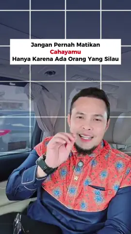 “Laron itu selalu mengejar cahaya. Dan ternyata… manusia pun sama. Waktu kita bersinar, semua akan datang mendekat — yang tulus, maupun yang penuh dengki. Jangan heran kalau mulai banyak yang memuji… dan jangan kaget kalau mulai banyak yang membenci. Itu tandanya bukan mereka yang berubah, tapi Allah sedang meninggikan derajatmu. Tetaplah jadi cahaya. Karena tugas kita bukan memadamkan kegelapan, tapi terus bersinar… meski silau itu membuat sebagian orang tak nyaman.”
