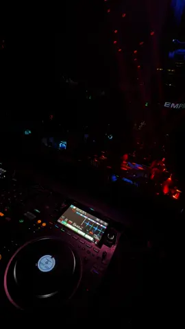 Tận sâu trong đôi mắt anh thấy những đắng cay #EMPIRECLUB #fyp #barquan1 #nhachaymoingay #giaitri 