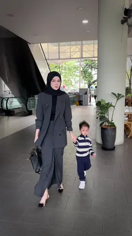 Hari ini mendung …. Semendung hati kayden yang tak nak pergi sekolah. 