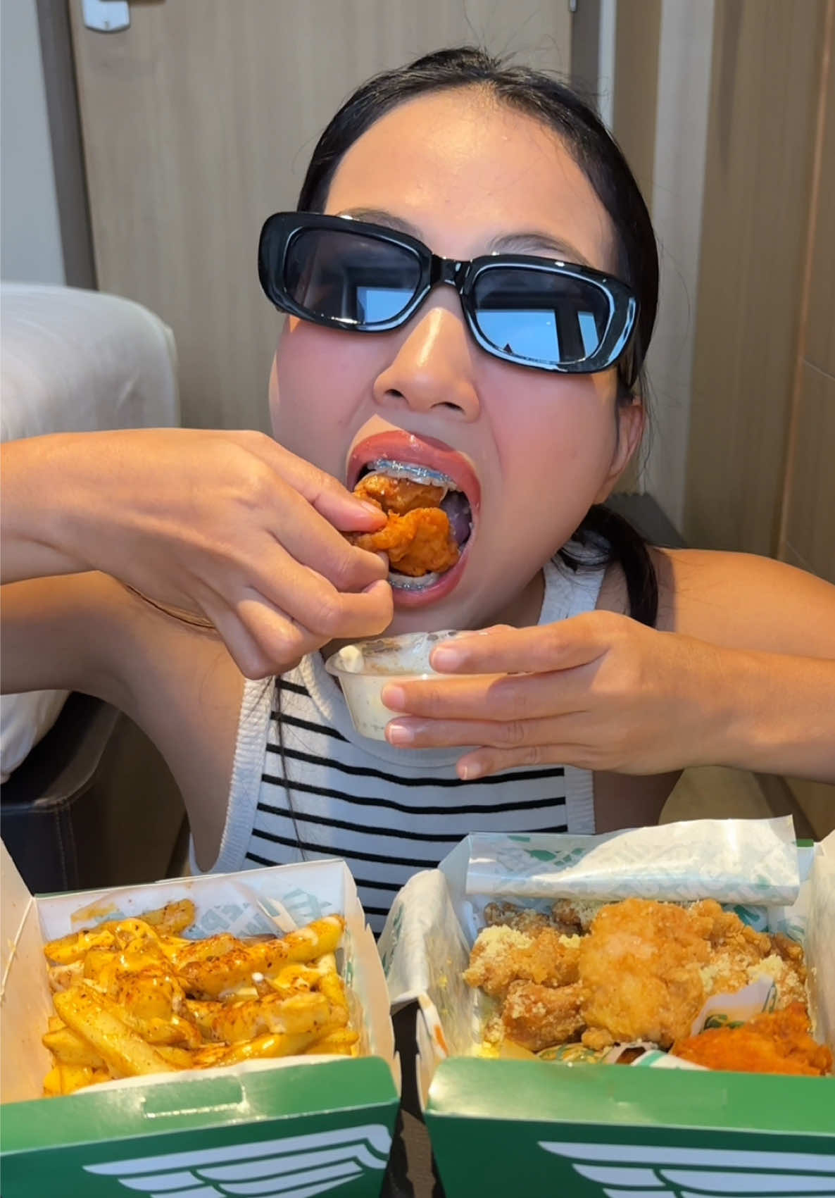 I’m backkkk! 🥳 It’s been weeks since my last mukbang, and what better comeback than my first-ever Wingstop experience here in Singapore! 🍗🔥 Crispy wings, saucy goodness — worth the wait! 😋🇸🇬 #wingstop #mukbang #chicken #Foodie #fyp 