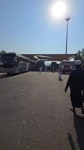 jama'ah umroh menuju jabal rahmah di arofah tempat bertemunya nabi Adam dan Siti hawa  ,semoga sahabat onlen yang belum menemukan Siti hawanya semoga bisa ketemu .amin #umroh2025 #santri 