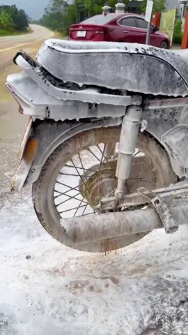 Rửa xe máy bằng dung dịch không chạm tạo bóng an toàn kunkka kc35 #kunkka #ruaxekhongcham #ruaxe #ruaxesieusach #ruaxebottuyet 