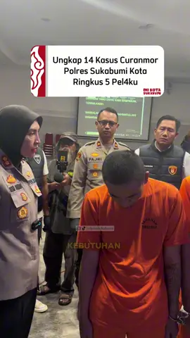 Ungkap 14 Kasus Curanmor, Polres Sukabumi Kota Ringkus 5 Pelaku SUKABUMI – Satuan Reserse Kriminal Polres Sukabumi Kota mengungkap jaringan pencurian kendaraan bermotor (curanmor) yang beraksi di 14 lokasi berbeda. Pengungkapan ini disampaikan langsung oleh Kapolres Sukabumi Kota, AKBP Rita Suwadi dalam konferensi pers di Aula Graha Rekonfu Polres Sukabumi Kota, Selasa (18/11/2025). AKBP Rita menjelaskan, kasus curanmor tersebut menyebabkan 14 warga menjadi korban, dengan sebaran tempat kejadian perkara (TKP) meliputi; 5 TKP di wilayah Kecamatan Cikole, 5 TKP di Kecamatan Cisaat dan 4 TKP di wilayah Kecamatan Citamiang. 