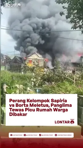 Bentrok antar kelompok Sapiria dan Borta kembali pecah di Makassar. Kedua kubu saling serang, melempari hingga membakar rumah warga. Kerusuhan ini dipicu setelah panglima salah satu kelompok dilaporkan tewas akibat tembakan senapan angin di bagian kepala. Situasi makin panas dan membuat warga sekitar panik serta berhamburan mencari tempat aman.   . . ✅️ Follow Media Khas Sulsel: @lontara.today #AksaraUntukNusantara #LontaraToday #BugisMakassar #BeritaSulsel #InfoMakassar 