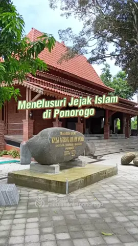 Sudah lebih dari ratusan tahun Masjid Imam Puro berdiri, meski beberapa bagiannya kini telah mengalami pembaruan. Berlokasi di Desa Sukosari, Kecamatan Babadan, Ponorogo, masjid ini menjadi saksi bisu syiar Islam yang tumbuh di kawasan Ponorogo utara. Kyai Imam Puro sendiri merupakan keturunan dari Kiai Ageng Muhammad Besari Tegalsari, pewaris dakwah yang dikenal penuh keikhlasan. Masjid ini bukan sekadar tempat ibadah, tetapi jejak sejarah. Setiap sudut masjid dan kompleks makam Kyai Imam Puro masih menyimpan kisah dakwah yang tulus, penuh perjuangan, dan mengakar kuat di hati masyarakat. Di tengah dunia yang terus berubah, Masjid Imam Puro mengingatkan kita bahwa cahaya iman yang ditanam dengan ketulusan akan bertahan lintas generasi. Warisan ini layak dirawat, dikenang, dan terus diceritakan kembali. #masjidimampuro #ponorogo #santriponorogo #mediasantriponorogo #kyaiimampuro 