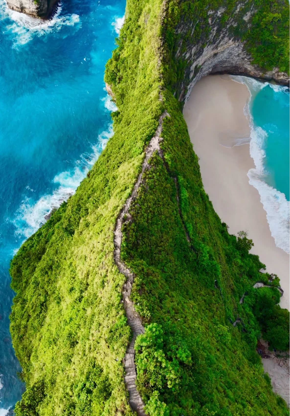 The Stunning Kelingking Beach on the island of Penida off the South East coast of Bali.. 🇮🇩 🏝️😍 #nusapenida #bali #kelingkingbeach #indonesia #snappytappy 