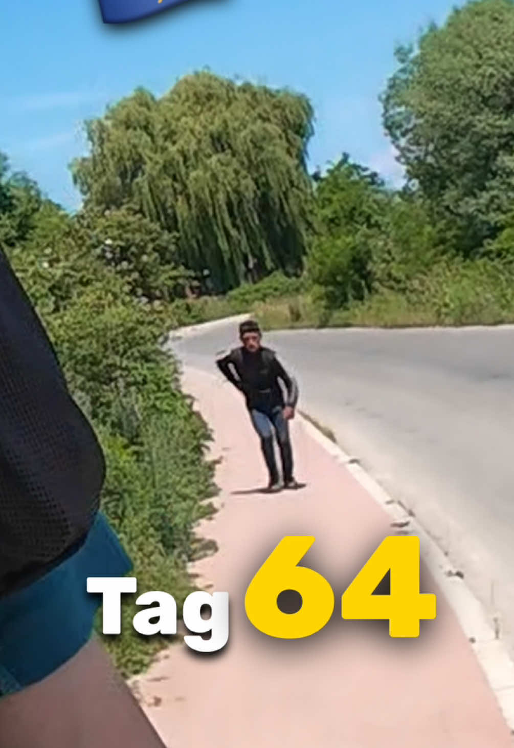 Ich wurde im Kosovo🇽🇰 von einem Jungen bedroht… Teil 2 kommt morgen! Das ganze war an Tag 64 meiner 3200km Wanderung von München bis nach Istanbul — und das war nach 1800km die erste richtig beschissene Situation auf meiner ganzen Reise. Ich wollte nur kurz im Schatten chillen… und plötzlich wirft ein Junge Steine nach mir und verfolgt mich 30 Minuten lang. Keine Ahnung warum… Er lässt mich einfach nicht in Ruhe und entwickelt einen richtigen Hass gegen mich bis er dann sogar auf Konfrontation geht, das seht ihr dann morgen in Teil 2 Trotzdem ganz wichtig: Der Kosovo ist ein unfassbar schönes Land mit mega herzlichen, gastfreundlichen Menschen. Das hier war einfach nur eine Ausnahme. 🇽🇰❤️ #kosovo🇽🇰 #kosove #balkan 