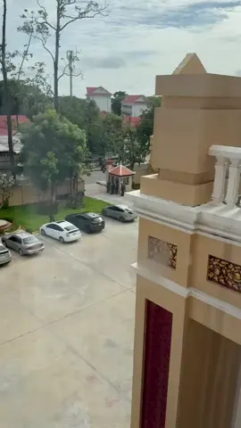 កាមេរ៉ាសុវត្ថិភាពបង្ហាញរូបភាពជនសង្ស័យជានារីស្លៀកឈុតខ្មៅ ផ្តល់អាវុធដល់អ្នកទោស មុនមានការផ្ទុះអាវុធកេីតឡេីងក្នុងតុលាការខេត្តស្វាយរៀង។