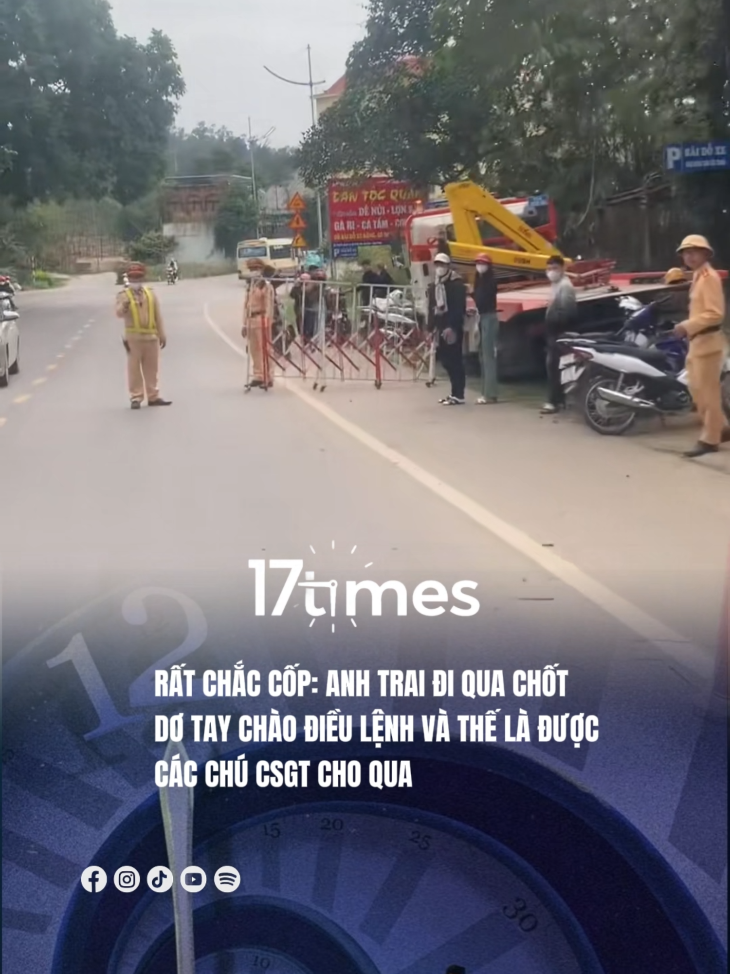 Rất chắc cốp: anh trai đi qua chốt, dơ tay chào điều lệnh và thế là được các chú cảnh sát giao thông cho qua #17network #17times #csgt_vietnam #chaodieulenh #thongchotcsgt #quandoinhandanvietnam #xh #fyp