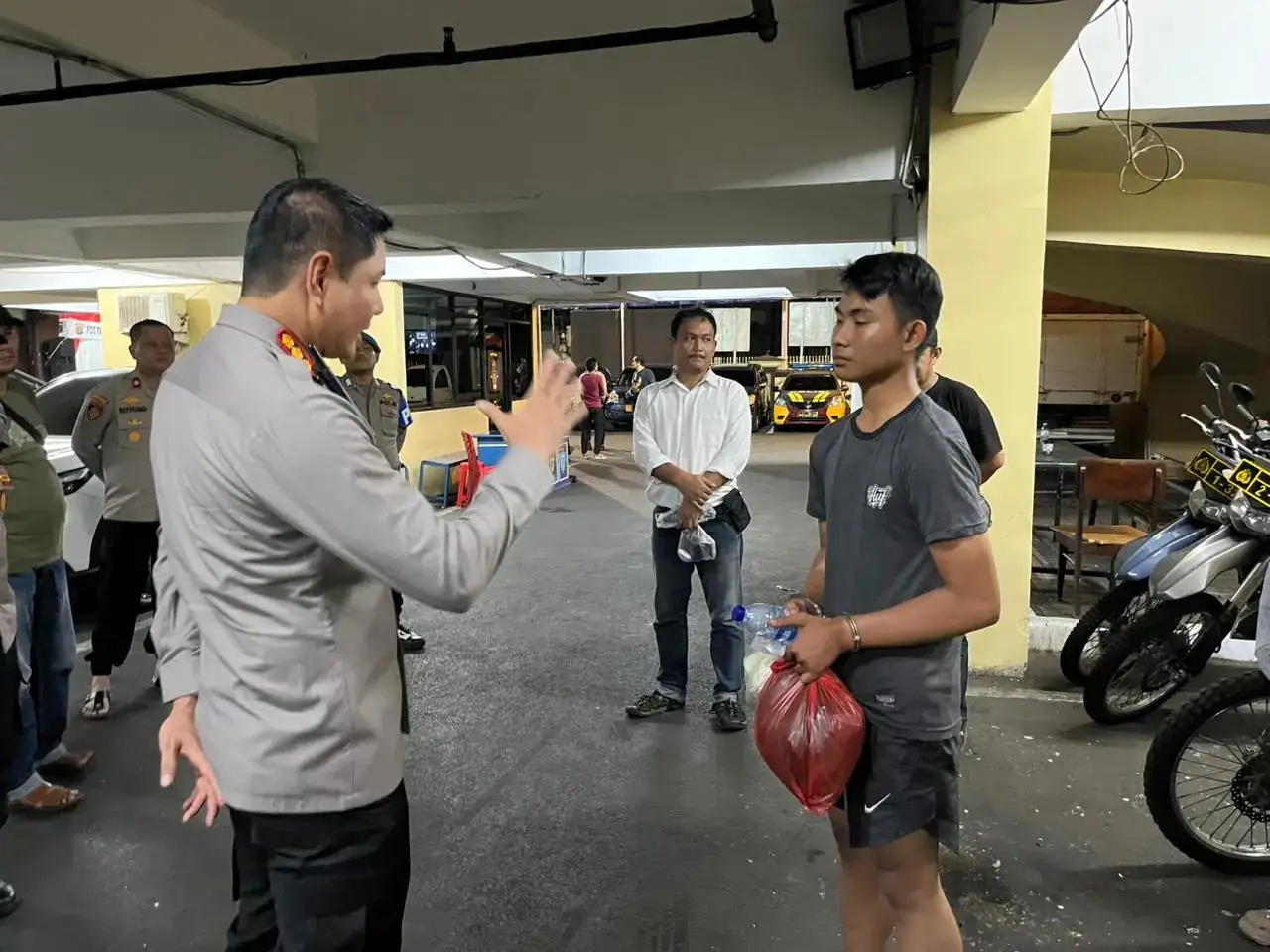 Polisi Tahan Pelaku Penusukan Remaja di Condet Jakarta Timur — Jajaran Satreskrim Polres Metro Jakarta Timur berhasil mengamankan seorang pelaku berinisial R.S. (20), terduga pelaku tindak pidana pembunuhan berencana dan atau pembunuhan serta penganiayaan berat, setelah insiden berdarah yang terjadi pada Senin, 17 November 2025 sekitar pukul 17.40 WIB di kawasan Jl. Raya Condet, Gang H. M. Izzi, Cililitan, Kramatjati, Jakarta Timur. Dalam kejadian tersebut, dua korban menjadi sasaran penyerangan. Korban pertama berinisial M.N.F. (19), meninggal dunia akibat luka tusuk pada bagian leher. Sementara korban kedua berinisial M.H. (19), mengalami luka serius berupa tiga tusukan pada bagian punggung kanan dan kiri. Peristiwa bermula dari adanya persoalan pribadi antara korban M.H. dengan pelaku R.S., yang dipicu oleh rasa cemburu terkait hubungan pertemanan antara teman perempuan mereka. Korban M.H. bersama rekannya M.N.F. mendatangi kos pelaku untuk menyelesaikan persoalan. Namun pelaku tidak berada di lokasi. Saat dalam perjalanan kembali, keduanya bertemu pelaku di sekitar TKP dan terjadi cekcok hingga pelaku mengeluarkan senjata tajam jenis sangkur yang telah dipersiapkannya. Pelaku kemudian menyerang kedua korban secara berturut-turut. Keterangan saksi di lokasi, termasuk N.D.L., M.F.R., dan C.S., memperkuat rangkaian kronologis. Saksi M.F.R. yang mendengar teriakan meminta tolong segera keluar rumah dan melihat kedua korban tergeletak bersimbah darah. Bersama saksi lainnya, mereka berhasil mengamankan pelaku berikut barang bukti sebilah sangkur, kemudian menyerahkannya kepada anggota Buser Polsek Kramatjati. Korban M.N.F. dinyatakan meninggal dunia dan jenazahnya dibawa ke RS Polri untuk keperluan autopsi. Sementara korban M.H. mendapatkan penanganan medis di rumah sakit yang sama. Kasatreskrim Polres Metro Jakarta Timur memastikan bahwa pelaku kini telah ditahan dan sedang menjalani pemeriksaan lebih lanjut. Petugas juga telah melakukan olah TKP, pemeriksaan saksi, pengumpulan barang bukti, serta penyusunan laporan resmi. Kasus ini akan diproses sesuai ketentuan hukum sebagaimana diatur dalam Pasal 340 KUHP, Pasal 338 KUHP, dan Pasal 351 ayat (3) KUHP. (Ahm) 