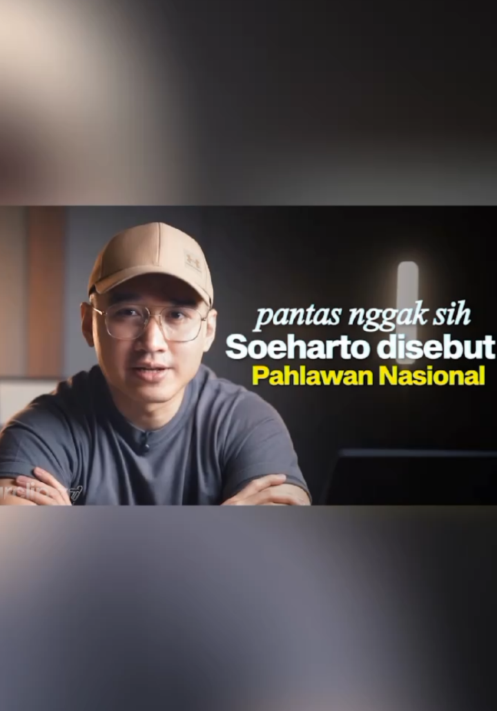 Bedah Kelayakan SOEHARTO Sebagai PAHLAWAN NASIONAL Chapter 2 dosa-dosa reformasi Di Hari Pahlawan tahun ini, muncul satu nama yang bikin gw cukup kaget: Soeharto. Presiden Orde Baru selama 32 tahun itu sekarang jadi pahlawan nasional. Dan jujur, reaksi publik pecah, kebagi dua. Ada yang bilang “pantes, beliau bapak pembangunan,” tapi ada juga yang ngerasa ini bentuk whitewashing sejarah. Apalagi buat para korban Orde Baru, isu ini bukan cuma soal gelar… tapi lebih dalem dari itu, ada luka lama yang belum sembuh. Pertanyaannya bukan cuma “bisa,” tapi haruskah? Apakah kontribusi ekonomi, stabilitas, dan pembangunan cukup menutupi pelanggaran HAM, korupsi, dan represi politik selama tiga dekade pemerintahannya? Di video ini gw bahas gimana Soeharto bisa dianggap pahlawan sama sebagian orang dan kenapa sebagian lain menganggap ini langkah berbahaya. Bukan buat ngasih jawaban hitam-putih, tapi biar kita semua bisa liat tentang nilai apa yang sebenernya mau kita pegang sebagai bangsa. Apa seorang pemimpin masih bisa disebut pahlawan… kalau dari sejarahnya aja banyak luka? #raymondchins #soeharto #beritaviral #pahlawan #raymondchin @Raymond Chin 