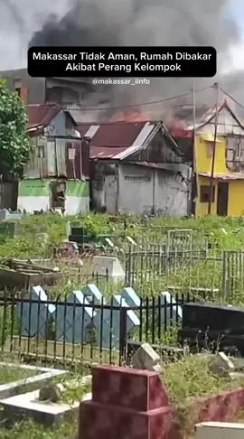 Tawuran di Tallo Makassar Memanas, 1 Orang Tewas, 3 Rumah Dibakar Tawuran antarwarga kembali meletus di kawasan pekuburan Beroanging, Kecamatan Tallo, Kota Makassar, Sulawesi Selatan, pada Selasa (18/11/2025) siang. Insiden ini semakin memanas setelah massa melakukan aksi pembakaran rumah. Total tiga rumah dilaporkan terbakar. Insiden ini dipicu oleh tewasnya seorang warga, Sutte alias Civas (40) dari Kampung Sapiria, yang terkena peluru senapan angin saat tawuran pada Senin (17/11/2025) malam. Artikel: @kompascom 