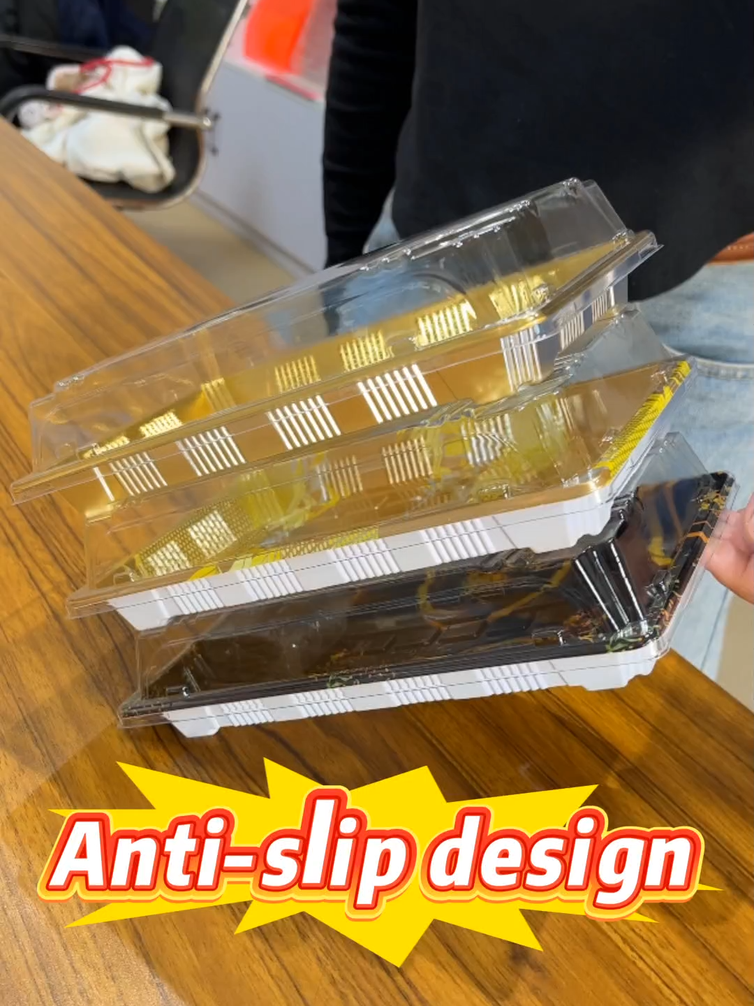 Tired of wobbly towers of takeout containers? 🍱  Our sushi boxes are engineered with a genius anti-slip design for a perfectly STABLE stack. No more spills, no more mess!  #SushiBox #CustomPackaging #SushiLovers #FoodPresentation #JapaneseCuisine  #FoodieFind #CustomDesign #sushitray #sushitime #disposblesuhsitray #lunchbox #takeawaydelicontainer #PET #Plateauàsushienplastique #Cajadeplásticoparasushi #BoîteàsushienPET #CajaparasushidePET #Boîteàsushiantibuée #Cajaparasushiantivaho#CustomDesign  #FoodStorageContainer
