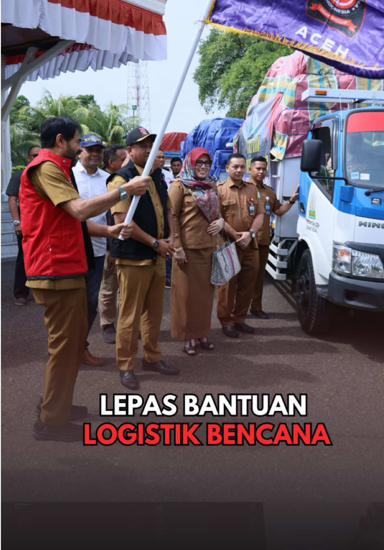 Saya melepas secara simbolis sepuluh truk logistik bantuan bencana di halaman Meuligoe Gubernur Aceh, Banda Aceh, Selasa (18/11/2025). Bantuan ini dipersiapkan sebagai bentuk kesiapsiagaan Pemerintah Aceh menghadapi potensi bencana di daerah. Bantuan yang diberangkatkan berupa kebutuhan dasar seperti beras, minyak goreng, mi instan, dan perlengkapan lainnya untuk masyarakat terdampak nantinya. Ada 10 kabupaten yang menerima bantuan ini, yaitu: Pidie, Bireuen, Bener Meriah, Aceh Tengah, Aceh Singkil, Aceh Tenggara, Aceh Selatan, Aceh Utara, Aceh Timur, dan Aceh Tamiang. Saya berharap langkah ini dapat memperkuat penanganan tanggap darurat, agar masyarakat tetap terlindungi dan kebutuhan dasarnya terjamin saat bencana terjadi. #mualem ##aceh #gubernuraceh #panglima #dinsos 