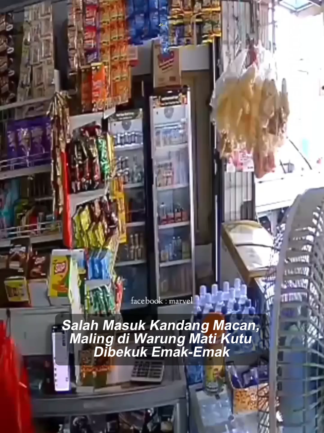 Nasib sial dialami seorang pelaku pencurian yang gagal total saat beraksi di sebuah warung kelontong. Berniat menggasak barang dagangan, pelaku justru tak berkutik karena salah memilih target. Refleks Cepat Pemilik Warung Aksi pelaku terhenti seketika berkat kesigapan pemilik warung, seorang ibu rumah tangga. Saat tangan pelaku baru saja hendak mengambil barang, sang pemilik warung dengan refleks cepat langsung menangkap dan mengunci pergerakan pelaku. Gagal Kabur Pelaku yang terkejut dengan respons agresif pemilik warung tidak sempat melarikan diri. Rencana pencurian yang seharusnya berjalan mulus berubah menjadi momen memalukan bagi pelaku yang langsung diamankan di lokasi kejadian tanpa perlawanan berarti. Kejadian ini menjadi bukti bahwa kewaspadaan dan keberanian pemilik warung, khususnya 