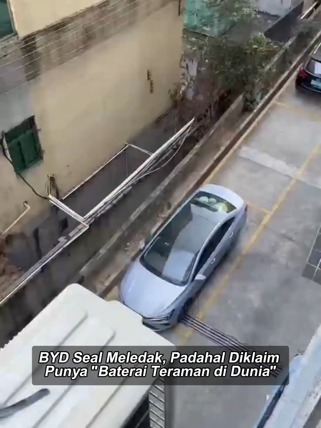 Sebuah video viral merekam detik-detik mengerikan saat mobil listrik BYD Seal mengeluarkan asap tebal sebelum akhirnya meledak hebat. Insiden ini sontak memicu perdebatan publik mengenai keamanan mobil listrik (EV), khususnya terkait teknologi baterai yang digunakan. Detik-Detik Ledakan Dalam rekaman yang beredar, awalnya terlihat asap putih mengepul deras dari bagian bawah mobil (area baterai). Tak berselang lama, api menyembur disertai ledakan yang menghanguskan kendaraan tersebut. Visual ini mengejutkan banyak pihak mengingat reputasi BYD Seal di pasar global. Kontras dengan Klaim 