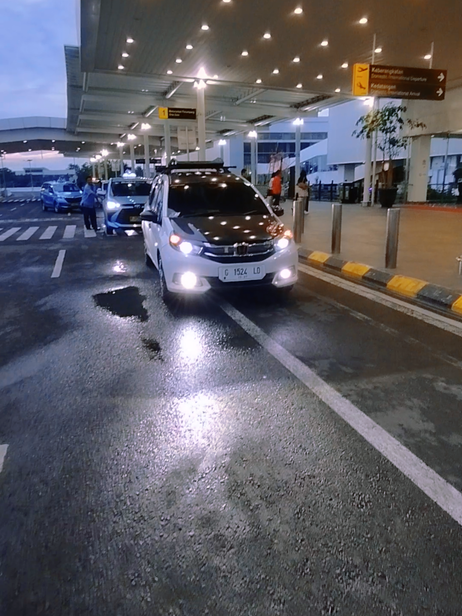 🧔 : Mas Dippo Bisa Jemput di Ulujami-Pemalang dan Antar Kebandara Ahmad Yani Semarang ,ini ada 3 orang, Jadwal penerbangan Selasa Pagi Jam 7:45 Tapi sebelum jam 6 harus sudah sampai sana , apakah Bisa.  👦: sangat bisa sekali bapak.Untuk penjemputan minta shareloknya aja , dan untuk  Jam penjemputanya nanti di jemput jam 03:00 aja biar sampai sana pas 🧔:Ndak Telat kan mas sampai semarang 👦:(-------) Ndak pak pokoe sampe semarang nanti malah pintu masuknya belum di buka😂😂😂 #pekalongan24jam  #travel #fyppppppppppppppppppppppp #viraltiktok  #trending 