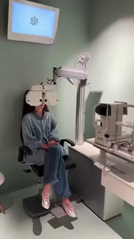 Diese Brille bietet klare Sicht in der Nähe und Ferne. Von Augenärzten empfohlen! 💯 Blockiert effektiv blaues Licht und schützt vor Strahlung. Kein Schwindelgefühl, auch nach längerem Tragen. Leicht und komfortabel. ✅Schützt das Sehvermögen und beugt einer Verschlechterung der Alterssichtigkeit vor. Eine Brille für Lesen, Autofahren und den Alltag. ✅ Unisex-Design.-635697