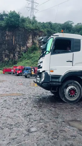 Apa iy ud quester semi volvo??