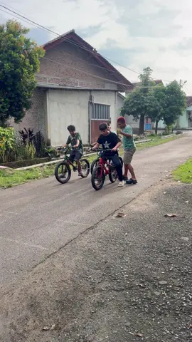 Kalian punya temen gini juga ga, kalo disuruh boncengin temen banyak alesan #fyp #ceritakita #tipetipeomped #sketsakomedi