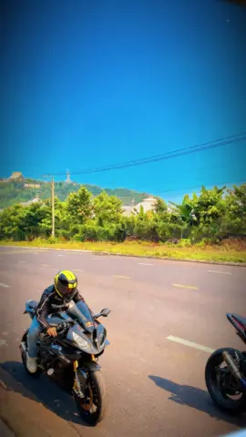 BMW S1000RR trên mọi cung đường 