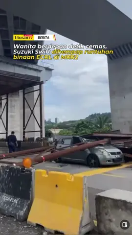 18 NOV 25: SEORANG wanita berdepan detik cemas selepas kereta jenis Suzuki Swift yang dipandunya secara tiba-tiba dihempap runtuhan binaan projek Laluan Rel Pantai Timur (ECRL), tengah hari ini. Dalam kejadian di Jalan Lingkaran Tengah 2 (MRR2) berhampiran Plaza Tol Gombak, kemalangan itu melibatkan seorang wanita berusia 40-an. Klik kotak hijau untuk berita lanjut 📰  #trendingnewsmalaysia #beritaditiktok #fyp #ecrl #mrr2 