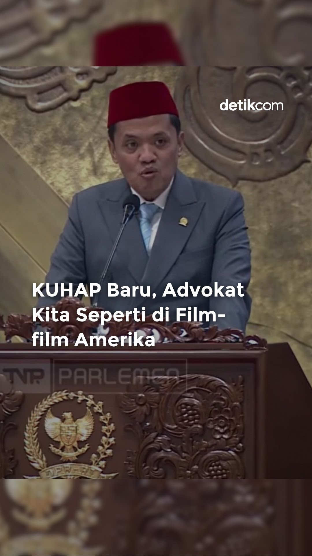 Ketua Komisi III DPR RI, Habiburokhman, menegaskan bahwa KUHAP baru membawa perubahan besar dalam pendampingan hukum. Jika sebelumnya advokat hanya bisa mendampingi setelah seseorang berstatus tersangka, kini pendampingan dapat dilakukan sejak awal bahkan sebelum panggilan saksi.  Advokat juga tak lagi sekadar duduk dan mencatat, tetapi dapat menyampaikan  keberatan yang wajib dimuat dalam BAP. Baca berita selengkapnya hanya di detik.com! Creator: Dio #detikcom #reels #KUHAPBaru #advokat