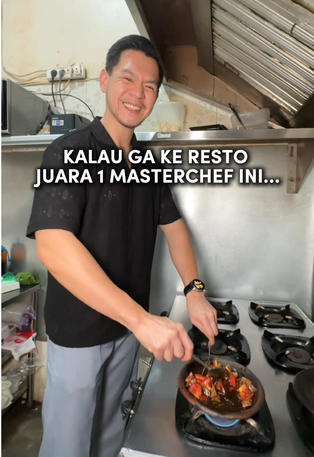 Akhirnya nyobain resto juara 1 Masterchef Indonesia ini, Chef Jerry! Masakannya khas Nusantara. Wajib coba sapi cobek nya, pas sampe meja tuh masih mendidih dan bumbunya gurih medok. Iga bakar penyet nya juga juara. Empuk banget 🤤 📍 Rempah Bakar Tangkot Tangerang Kota #kuliner #kulinertangerang #rempahbakar