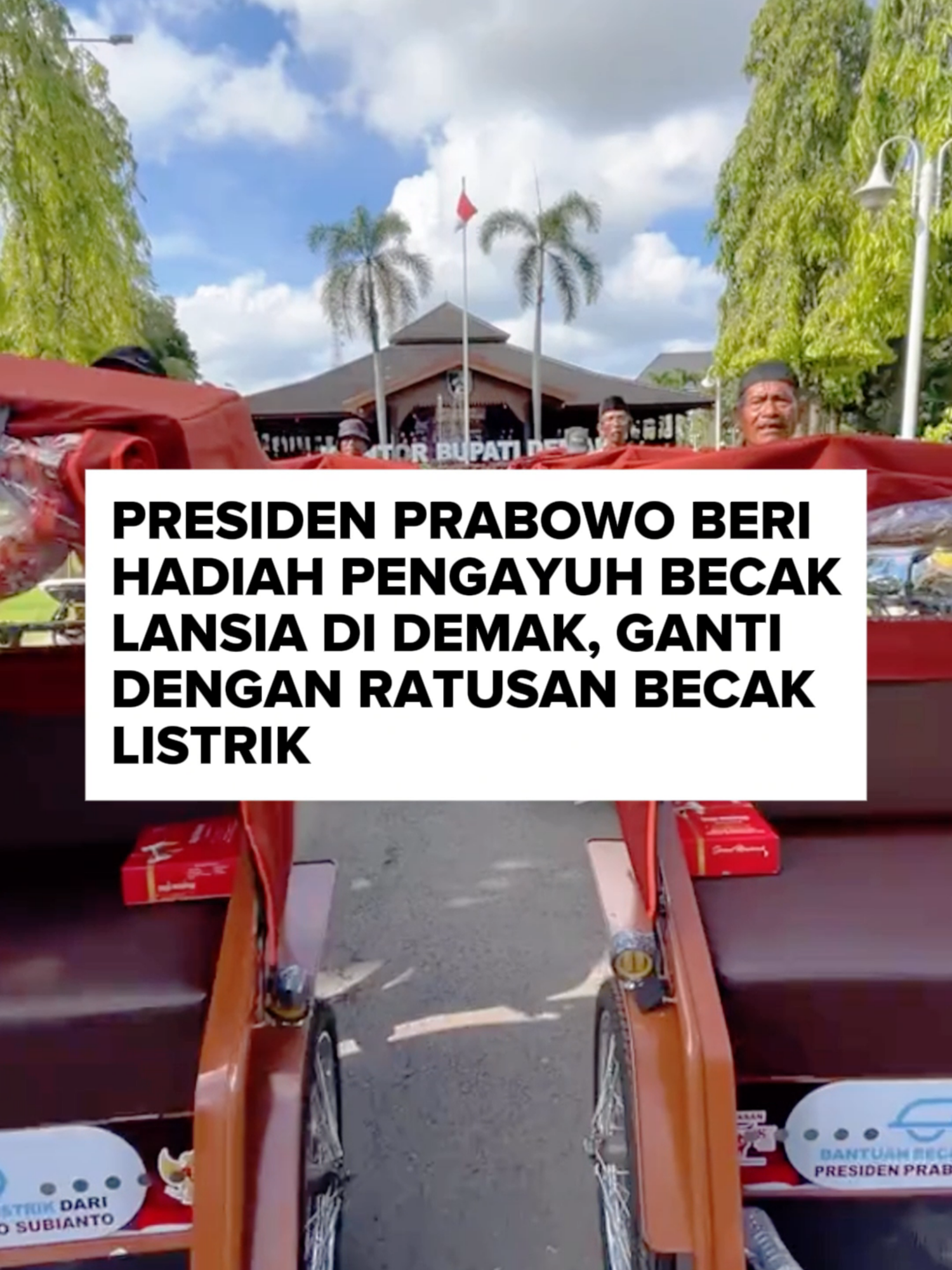 Presiden Prabowo memberi hadiah bantuan 100 becak listrik untuk mempermudah pekerjaan tukang kayuh becak di Demak. Pemberian fasilitas ini dilakukan dengan harapan bisa meringankan beban para lansia yang masih bekerja mengayuh becak saat mengantar penumpang.  Becak listrik bantuan Presiden Prabowo tersebut menjadi solusi dalam menekan angka kemiskinan, termasuk di Kabupaten Demak. Program bantuan becak listrik dengan target penyaluran hingga tahun 2025 sebanyak 10.000 becak listrik. Rencananya berkelanjutan sampai dengan tahun 2026 kurang lebih sebanyak 20.000 becak listrik. . . Editor Video: Ahmad Zumrotul M. Penulis Naskah: Zeyra Putri Widhianingtyas . . #fyp #kediri24jam #viral #jawaposgroup #radarkediri #prabowo #becak #becaklistrik