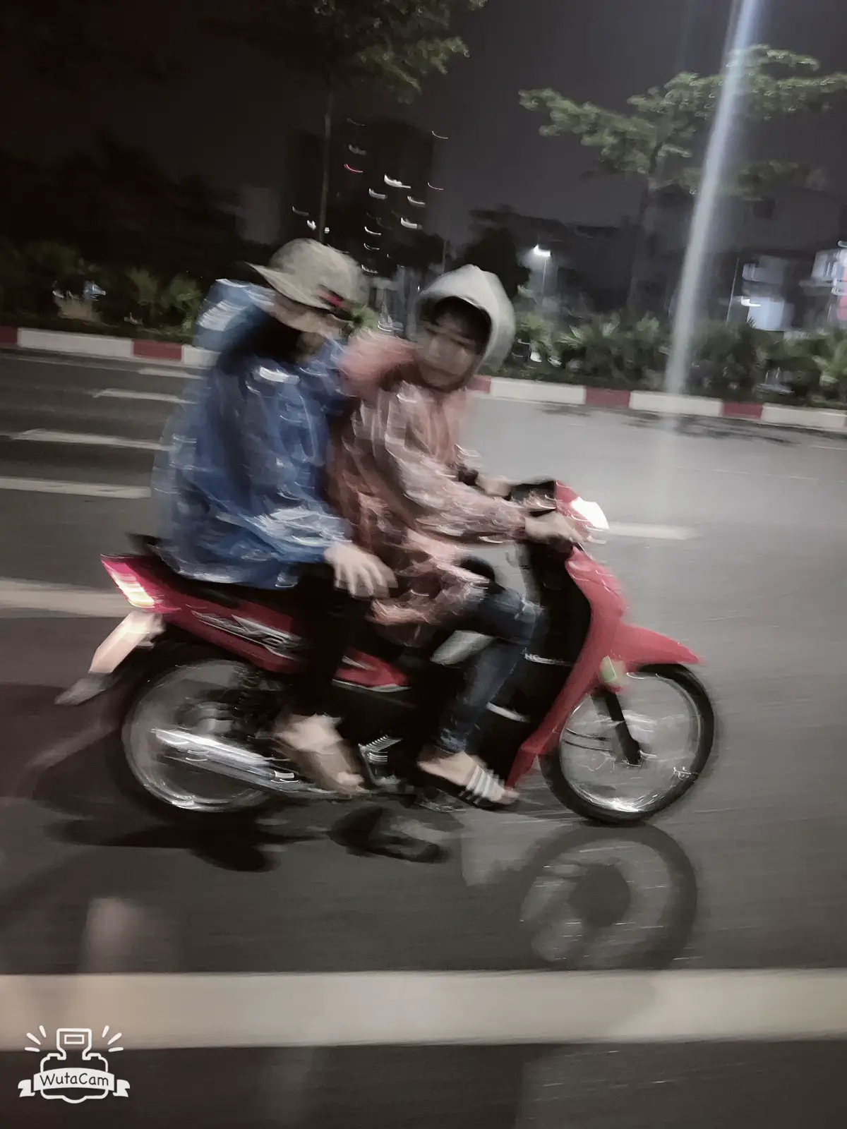 Anh cố tô màu hạnh phục nhưng hạnh phúc của anh là màu đen trắng