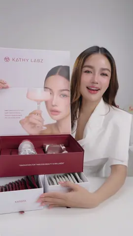 UNBOXSET KATHY LABZ คอนเซป “Beauty of the Universe“ เปิดกล่องเดียว…ได้ครบทั้ง “ผิวสวย” และ “สุขภาพ” ✨ 💫 แก้วปั่นไฟฟ้า New! Collection เป็นฟู๊ดเกรด ทนความร้อน ความเย็นได้ 💫 ผ้าพันคอสุดหรูพิมพ์ลาย KATHY เนื้อ Italian silk 💫 ช้อน Stainless steel เกรดดี สี Rose gold  ทนทาน ไม่เป็นสนิม  💫 KARISTA & LAVIESTE — สารสกัดพรีเมียมเกรดรางวัลเหรียญทองระดับโลก 🥇 อัดแน่น MaxDose เพื่อผิว และดูแลสุขภาพครบทุกมิติในหนึ่งเซต 🌟 ปีใหม่นี้…ถ้าอยากบูสต์ผิว บูสต์พลัง บูสต์ความมั่นใจ นี่คือของขวัญที่คุ้มที่สุดให้ตัวเองและคนที่เรารัก 🎁✨ (จากปกติ เกือบ 4,170 บาท) พิเศษเพียง✅ 2,950 บาท ***มีแค่ 1,000 เซตเท่านั้น #kathylabz #MissUniverse2025 #kathylabzxmissuniverse #Karista #Lavieste  