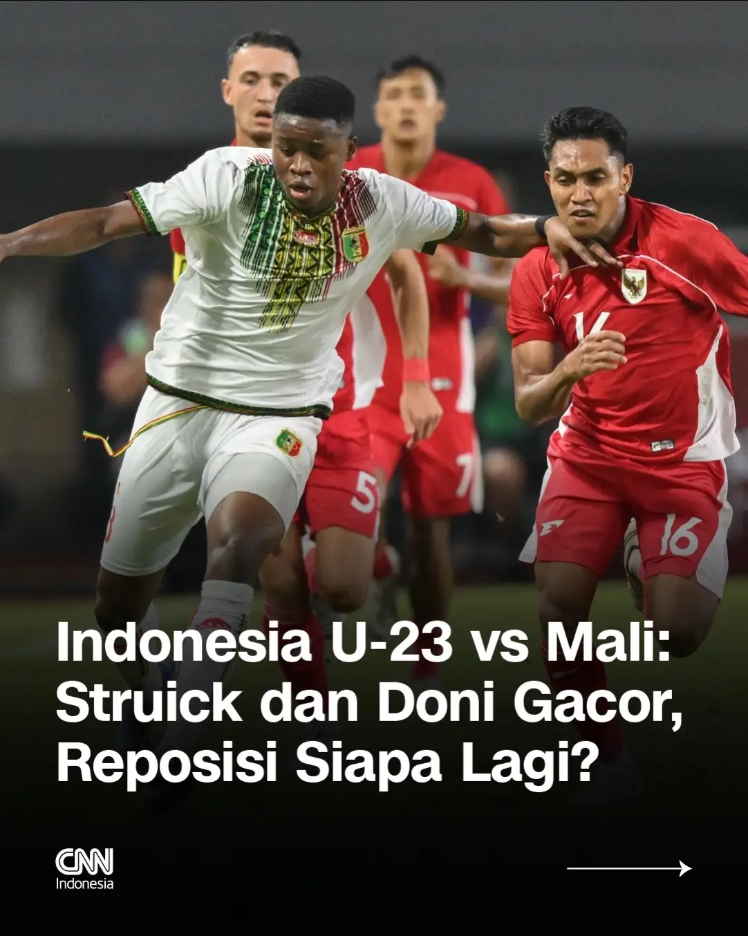 Timnas Indonesia U-23 kembali bertemu Mali U-23 dalam uji coba di Stadion Pakansari, Cibinong, Bogor, Selasa (18/11) malam. Pada pertemuan pertama (15/11), Indonesia kalah 0-3 meski mampu melepas tujuh tembakan dan mencatat 87 persen umpan akurat. Indra Sjafri menempatkan Rafael Struick sebagai gelandang serang. Doni Tri Pamungkas juga tampil menonjol usai direposisi sebagai winger. Ivar Jenner sebagai metronom, sementara komposisi bek tengah dan bek sayap masih terus diuji dalam tiga laga terakhir. Laga kedua melawan Mali menjadi kesempatan terakhir untuk melihat komposisi tim sebelum berangkat ke SEA Games 2025. Baca selengkapnya di cnnindonesia.com. - (📸 oleh tim CNN Indonesia) #cnnindonesia #cnnindonesiacom #timnasu23
