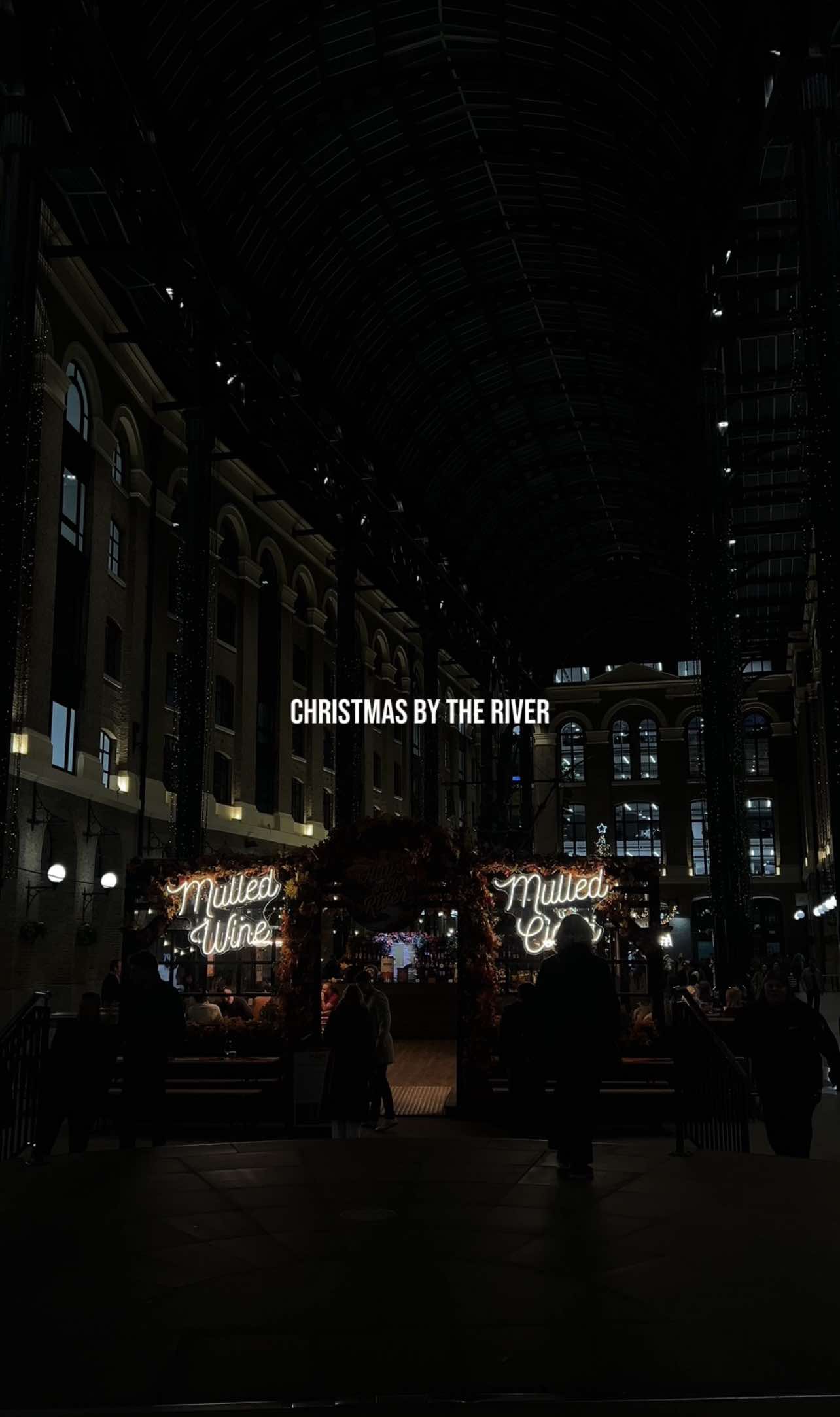 London Bridge + Christmas market =  perfection 🌟 #ChristmasInLondon #LondonBridge #FestiveVibes #christmasbytheriver #londonactivites 