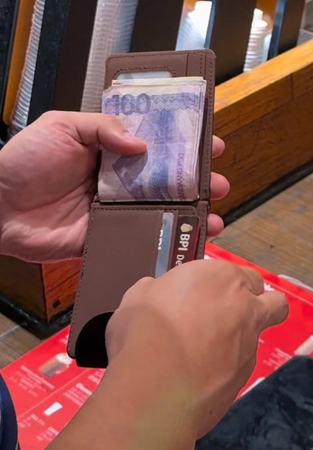 Minimalist, ultra thin, handy & affordable ito kaya pasok na pasok sa outfits mo! 👌🏼 #wallet #walletformen #giftideasph #christmasgiftideas #leatherwallet  PU leather wallet card holder | Card Holder | Available in Black, Brown, & Coffee colors 