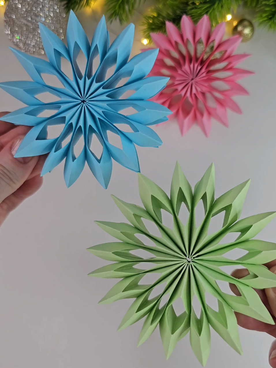 Paper Snowflake DIY ❄️ Christmas Decorations #christmas #snowflakes #crafts #christmasdecorations #tutorial 