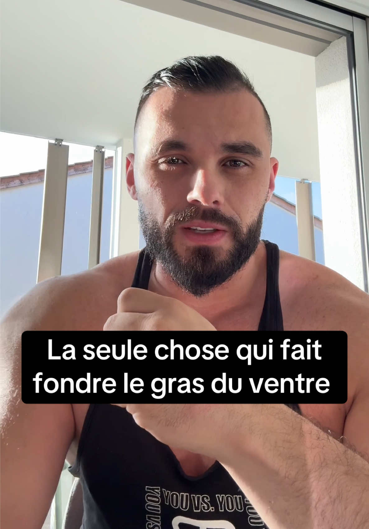 La seule chose qui fait fondre le gras du ventre.” Et si tu veux perdre jusqu'à 15 kg en 90kg, écris GO dans les commentaires.On t’a toujours dit : “fais du gainage”, “fais plus de cardio”, “mange moins”. Mais personne ne t’a expliqué la seule chose qui déclenche vraiment la combustion du gras du ventre : 👉 arrêter de remplir ton réservoir de sucre toute la journée. Tant que ton corps reçoit du sucre en continu (petit déj sucré, petits pains, jus, grignotages…), il n’a aucune raison d’aller chercher le gras que tu veux perdre. Pas un gramme. Mais dès que ton sucre baisse → ton corps se tourne vers son réservoir illimité : la graisse abdominale. C’est pour ça que : 🌿 un matin protéiné + lipidique 🌿 pas de sucre avant 13h 🌿 des repas structurés fibres + protéines 🌿 stop le grignotage 🌿 20–30 min de mouvement 🌿 moins de cortisol ➡️ ton ventre commence à fondre… vraiment. Ce n’est pas une question de volonté. C’est une question de mécanique métabolique. Et si tu veux perdre jusqu'à 15 kg en 90kg, écris GO dans les commentaires.