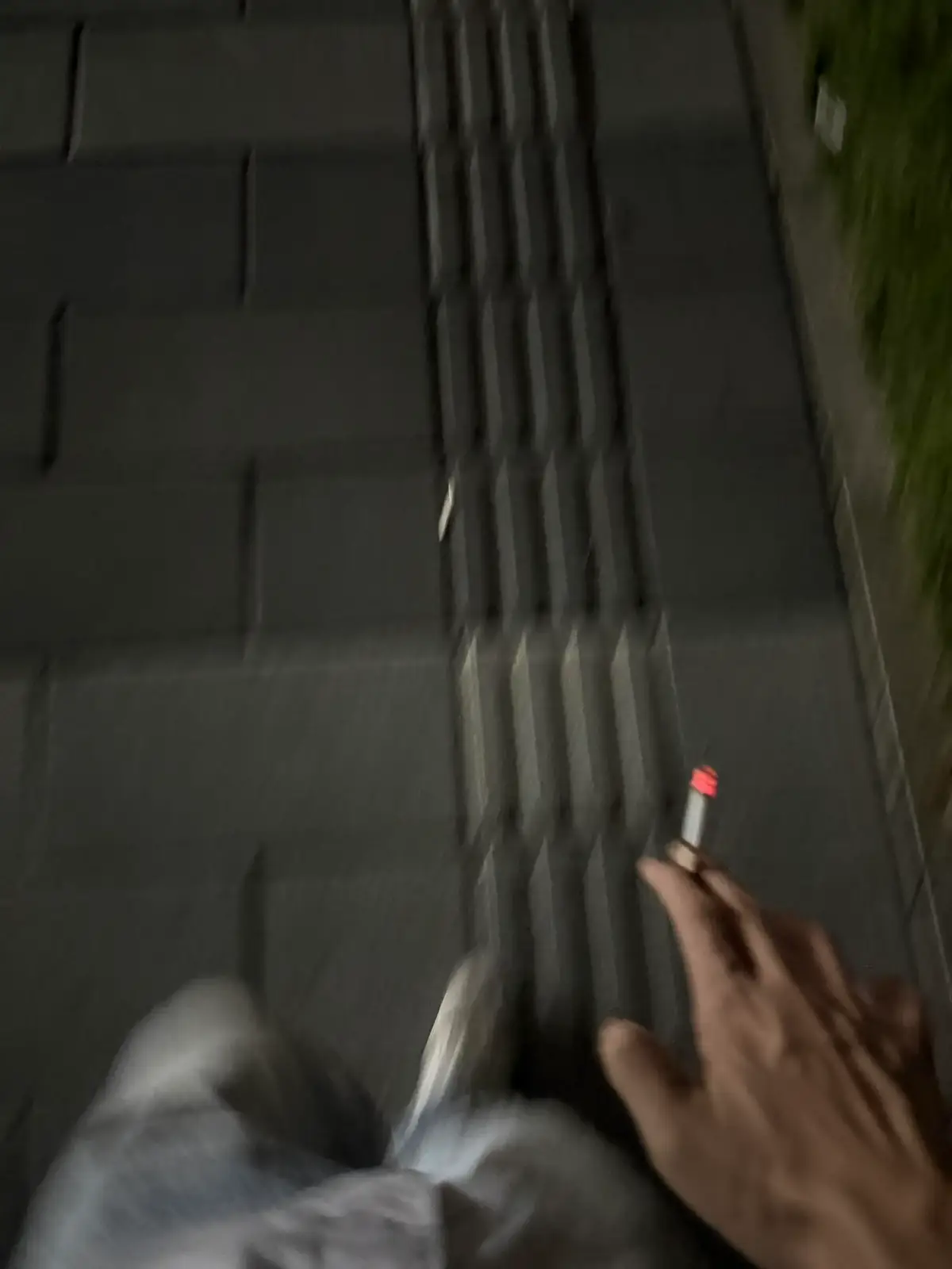 Thực ra lúc mới bắt đầu hút thuốc, bạn không biết hút. Thuốc vừa chạm môi là bạn đã thổi khói ra ngay, không rít vào phổi. Đó không gọi là hút thuốc, cũng như không hút vậy, rất khó để nghiện. Dần dần, bạn biết hút thuốc là phải rít vào phổi. Khi điếu thuốc đầu tiên rít vào phổi, bạn sẽ bị say thuốc, cảm giác đó không dễ chịu chút nào. Thế là, bạn chỉ thỉnh thoảng lấy một điếu hút thử khi bạn bè hút, có khi một điếu cũng không hút hết, hút nửa chừng lại bỏ. Sau này, bạn đột nhiên hiểu ra nhiều chuyện: bạn nhận ra mình thực sự chỉ là một người bình thường, tiền bạc rất quan trọng, cái gọi là thơ ca và những chân trời xa xôi đều là những lời nói suông. Hoặc có thể là chia tay với cô gái mình yêu, hoặc chỉ đơn giản là cảm xúc đột nhiên xuống dốc, buồn bã không lý do. Và rồi, bạn bất chấp cảm giác say thuốc khó chịu, rít liền mấy điếu thuốc, cứ như thể muốn thổi bay hết mọi nỗi bất mãn trong cuộc sống. Cứ như vậy vài lần, bạn dần dần quen với việc hút thuốc. Bạn nhận ra rằng đôi khi hút thuốc thực sự giải tỏa được sự buồn chán, đôi khi nó cũng xua tan được cảm giác bất lực trước áp lực cuộc sống. Thế là, bạn bắt đầu thường xuyên hút một điếu hoặc nhiều hơn trong lúc rảnh rỗi. Thói quen dần hình thành, và bạn cũng dần nghiện.